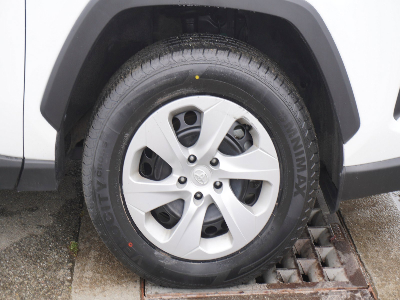 Used 2024 Toyota RAV4 LE AWD/4WD image 5