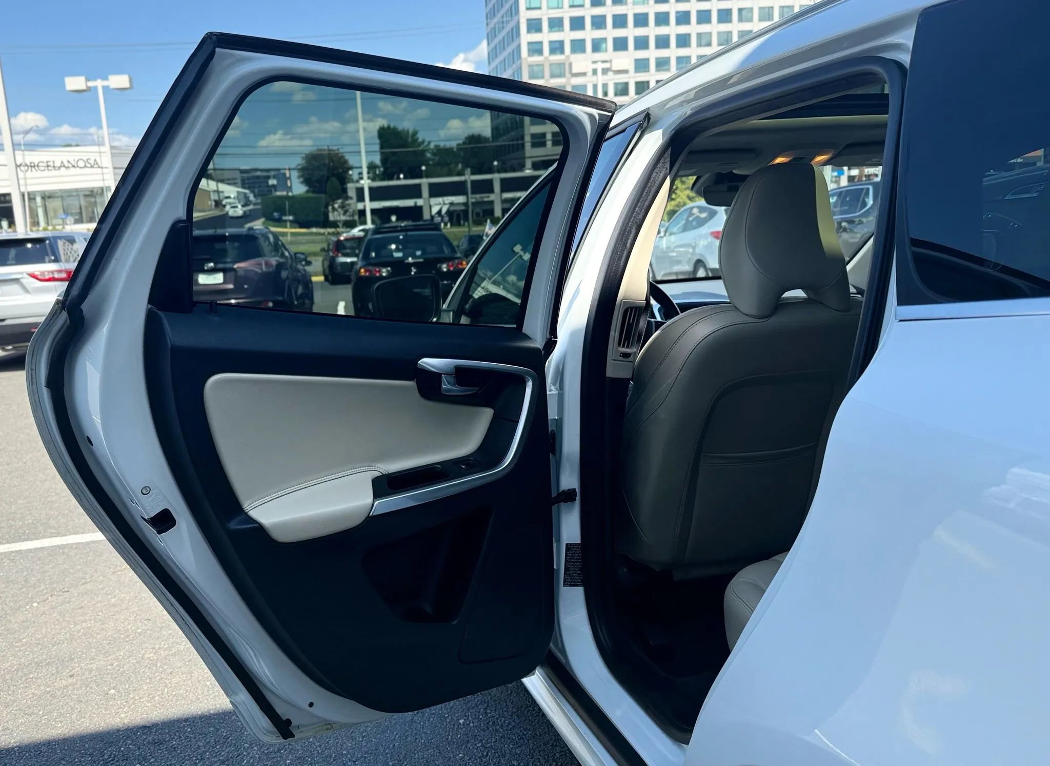 Used 2017 Volvo XC60 T6 Dynamic w/ Preferred Option Package image 29