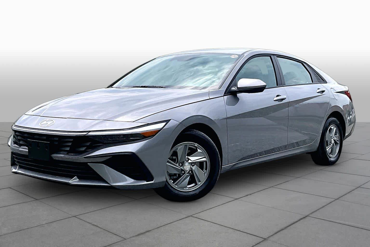 Used 2026 Hyundai Elantra SE FWD image 1