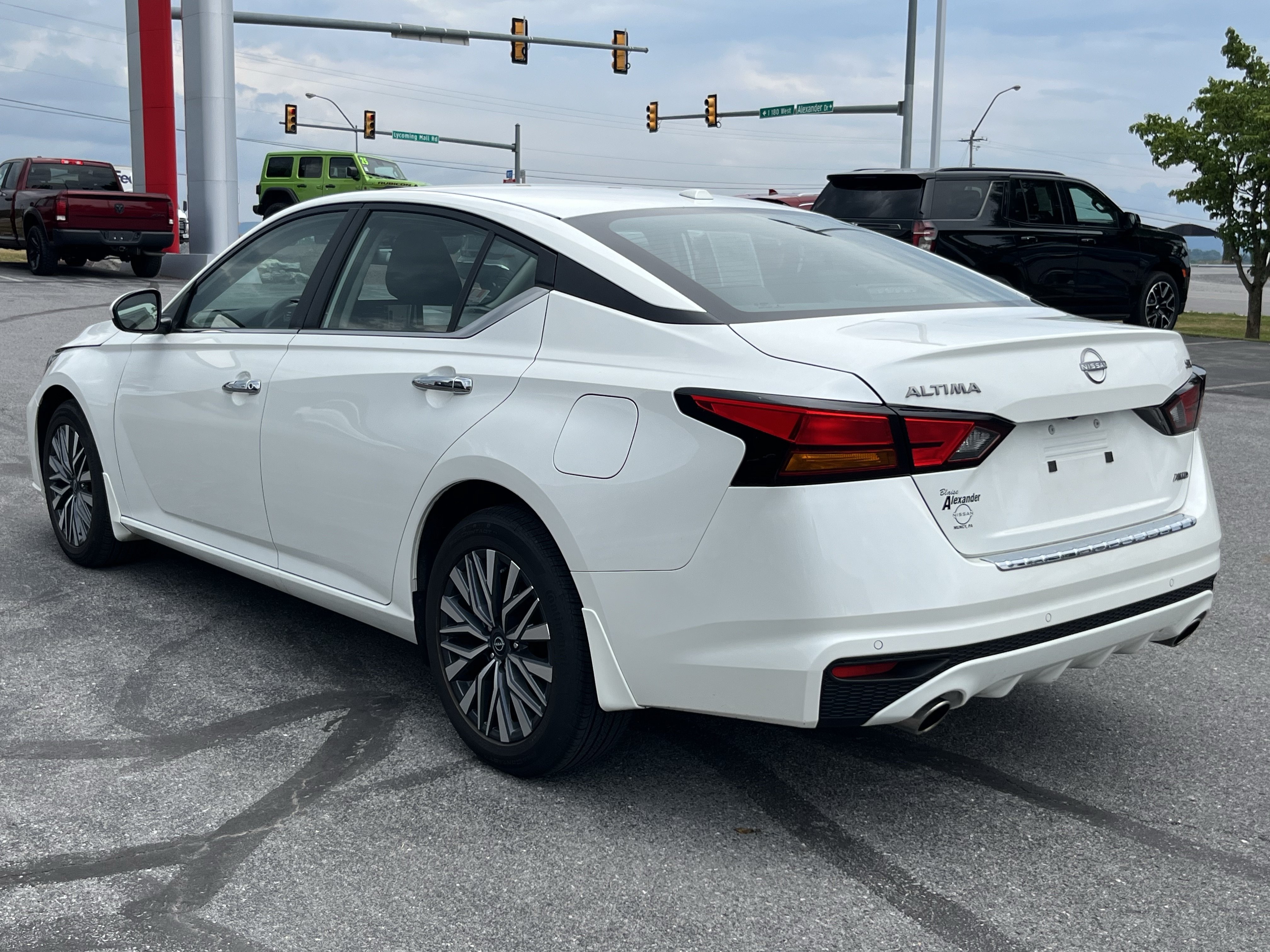 Used 2023 Nissan Altima 2.5 SV w/ SV Premium Package AWD/4WD image 10
