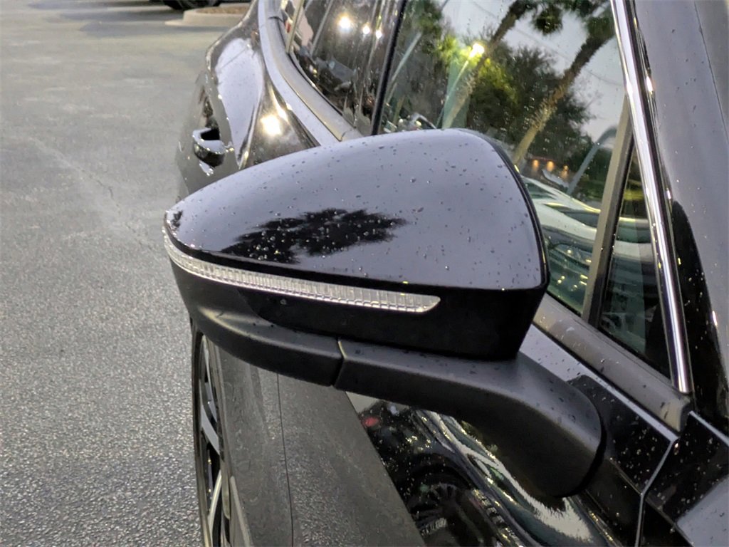 Used 2025 Volkswagen Tiguan SE image 12