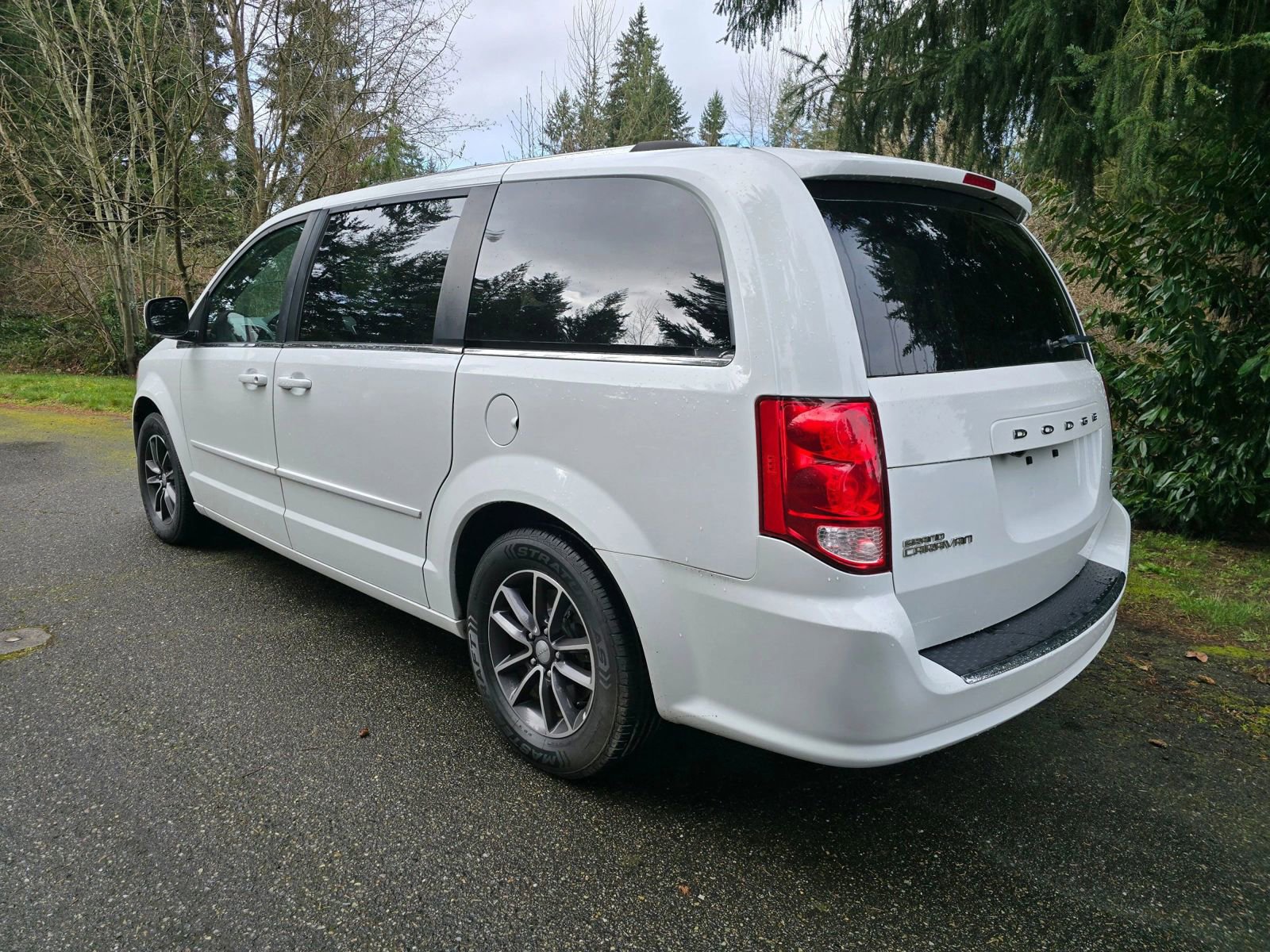 Used 2017 Dodge Grand Caravan SXT FWD image 3