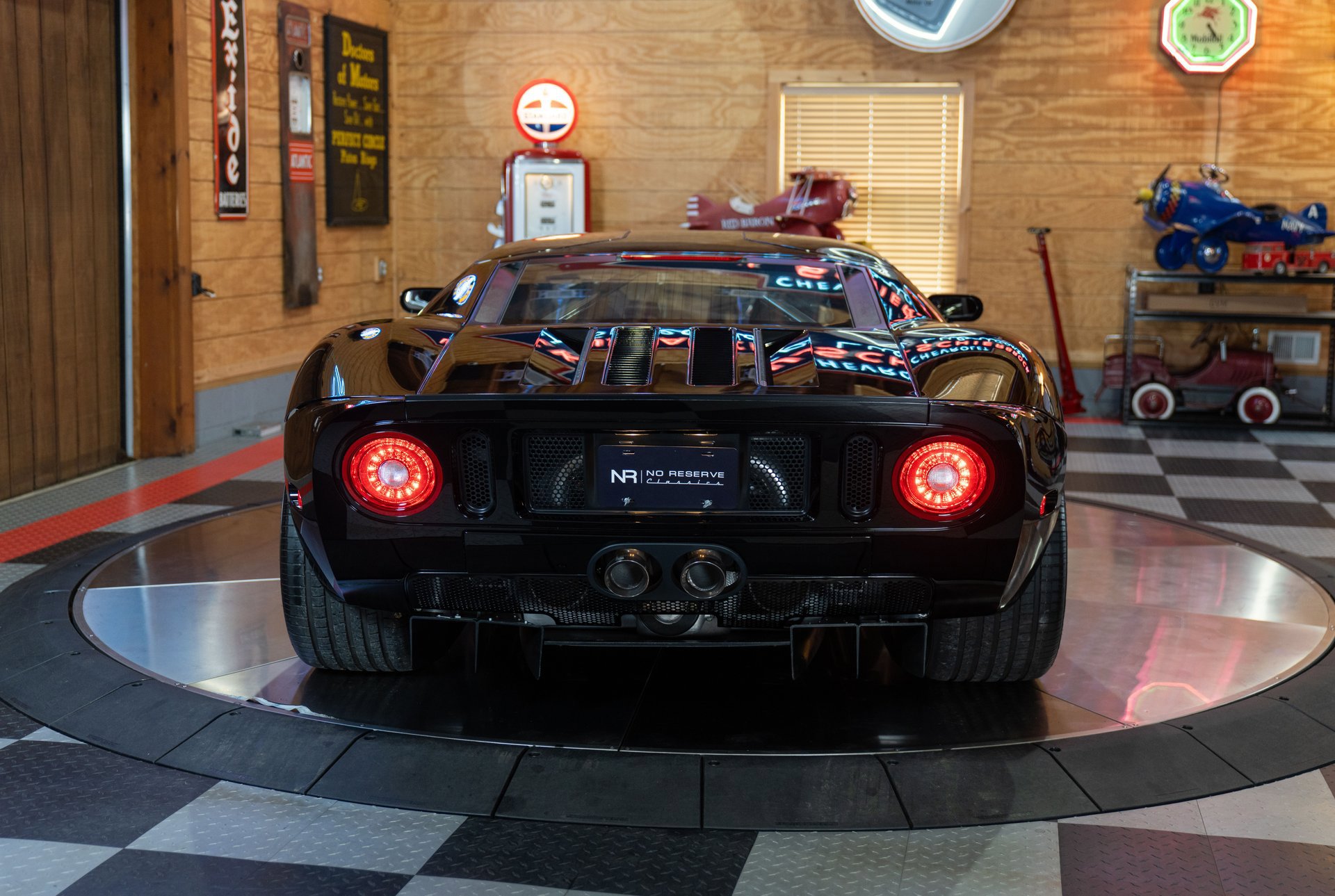 Used 2006 Ford GT image 11