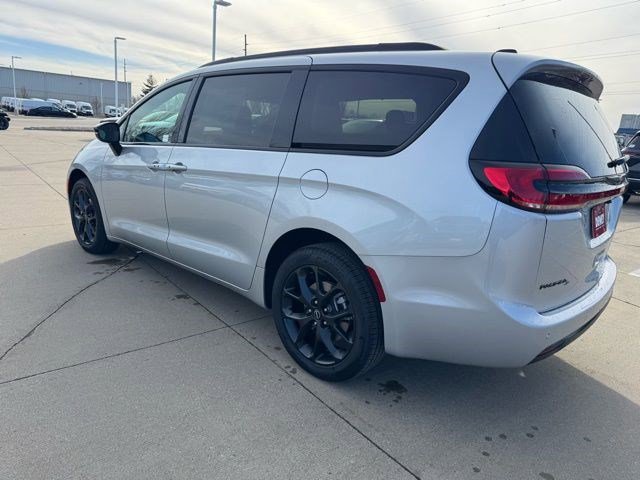 New 2026 Chrysler Pacifica Select image 5