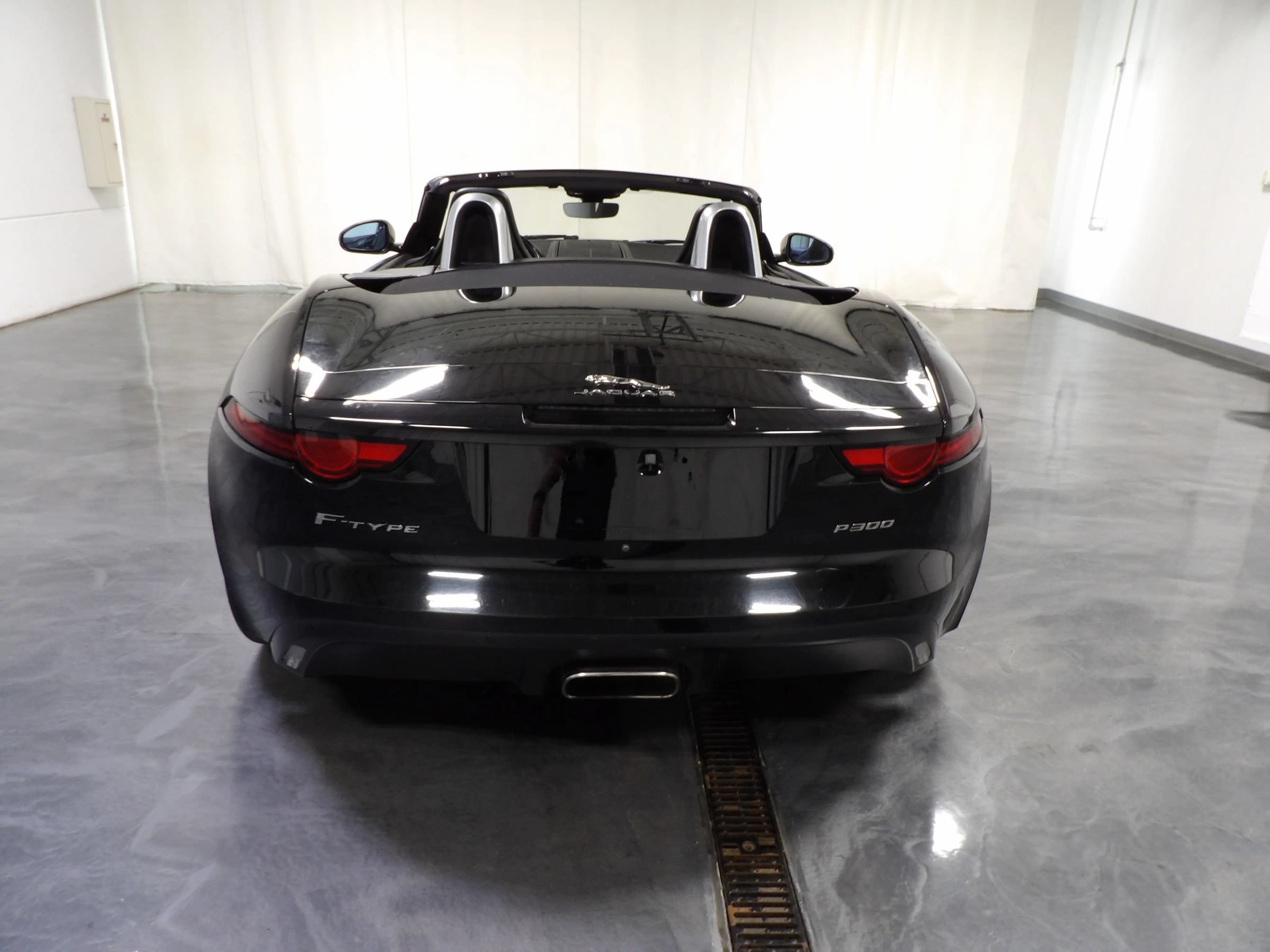 Used 2020 Jaguar F-TYPE Convertible RWD image 15