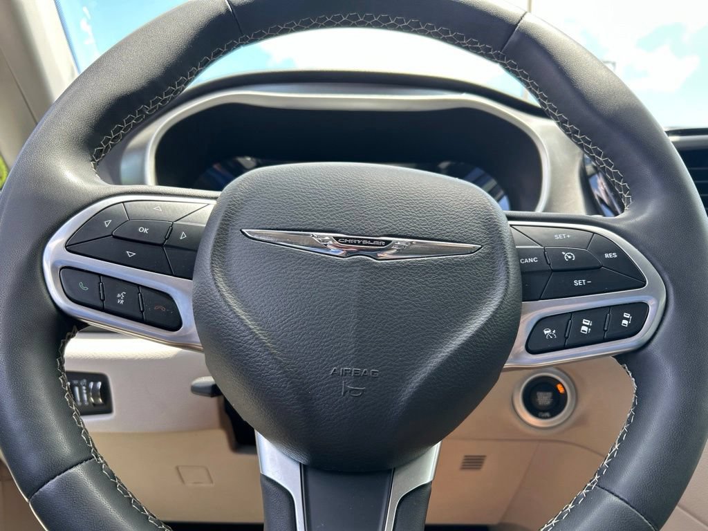 Used 2024 Chrysler Pacifica Touring-L FWD image 23