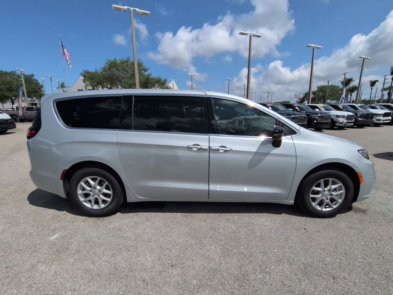 Used 2026 Chrysler Pacifica Select FWD image 4