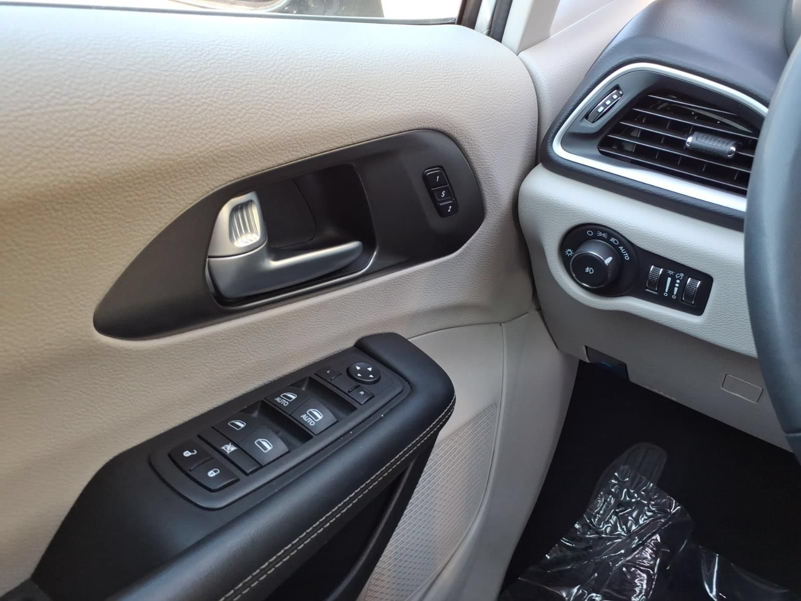 Used 2024 Chrysler Pacifica Touring-L FWD image 27