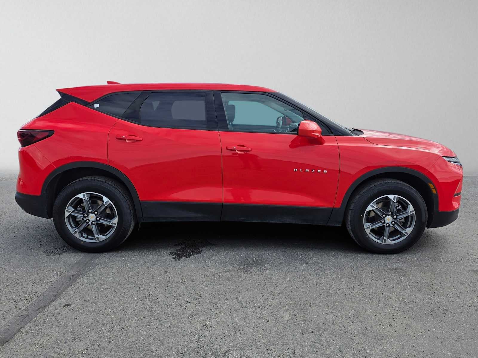 Used 2025 Chevrolet Blazer LT AWD/4WD image 2