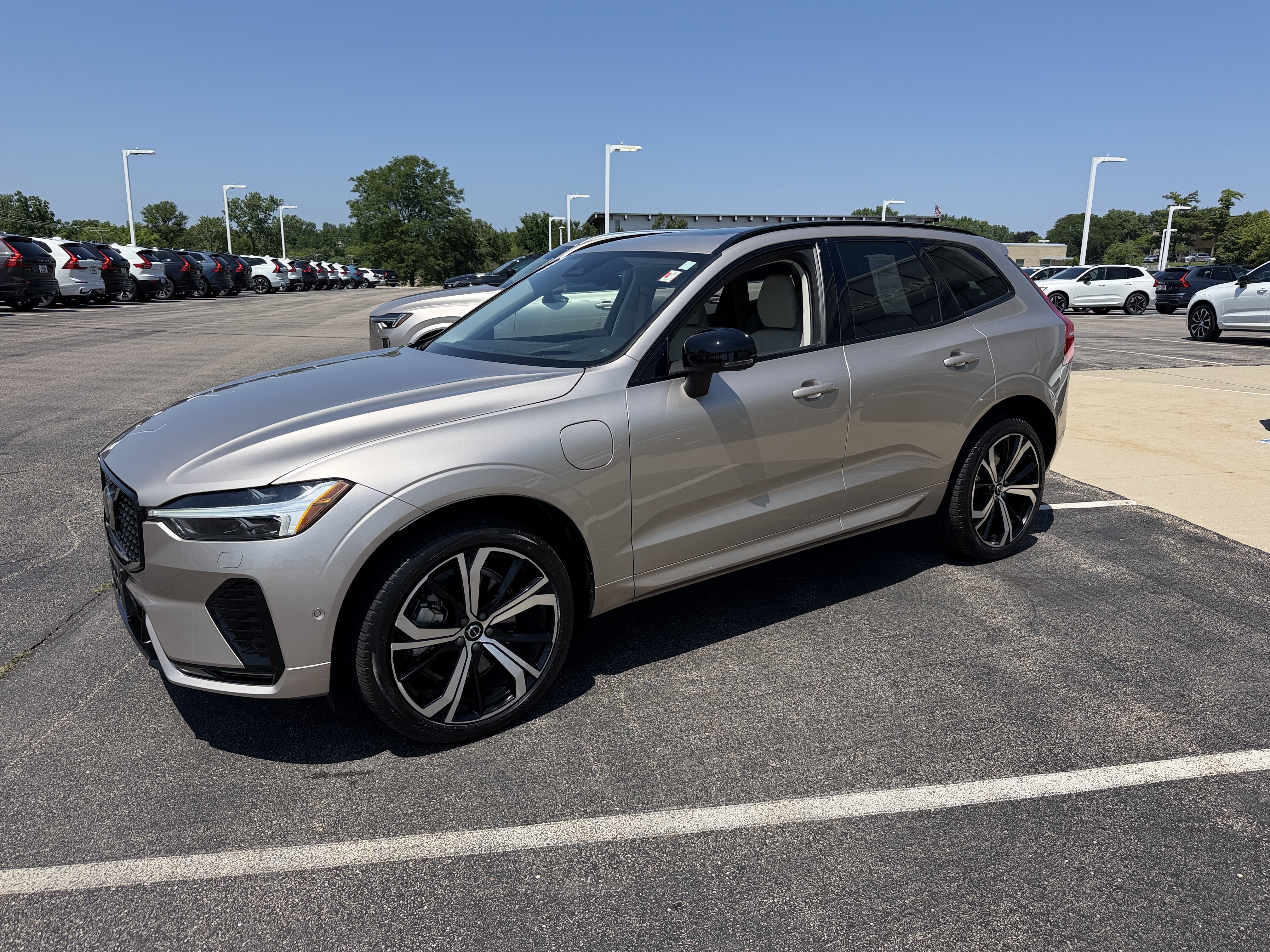 Used 2025 Volvo XC60 T8 Ultra w/ Protection Package Premier AWD/4WD image 6