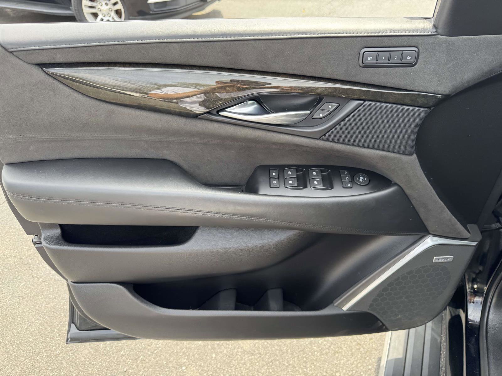 Used 2019 Cadillac Escalade Platinum AWD/4WD image 14