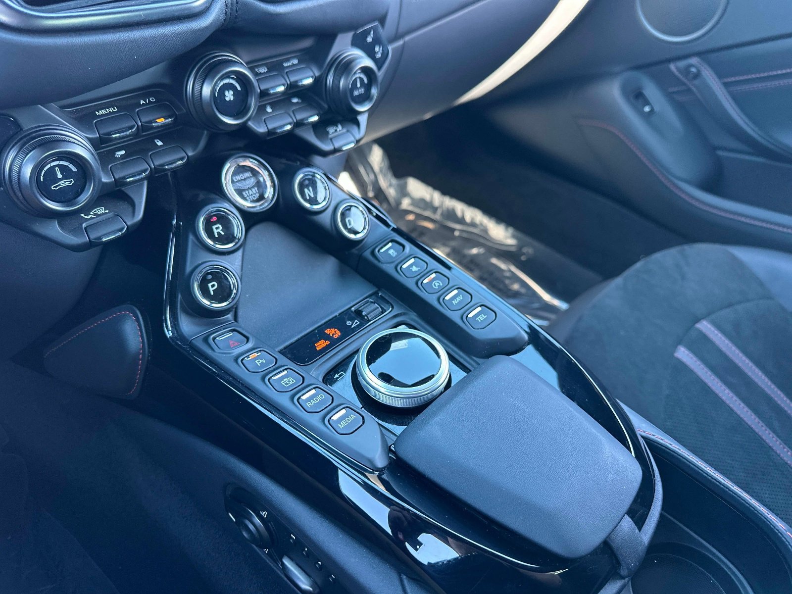 Used 2023 Aston Martin V8 Vantage Roadster image 20