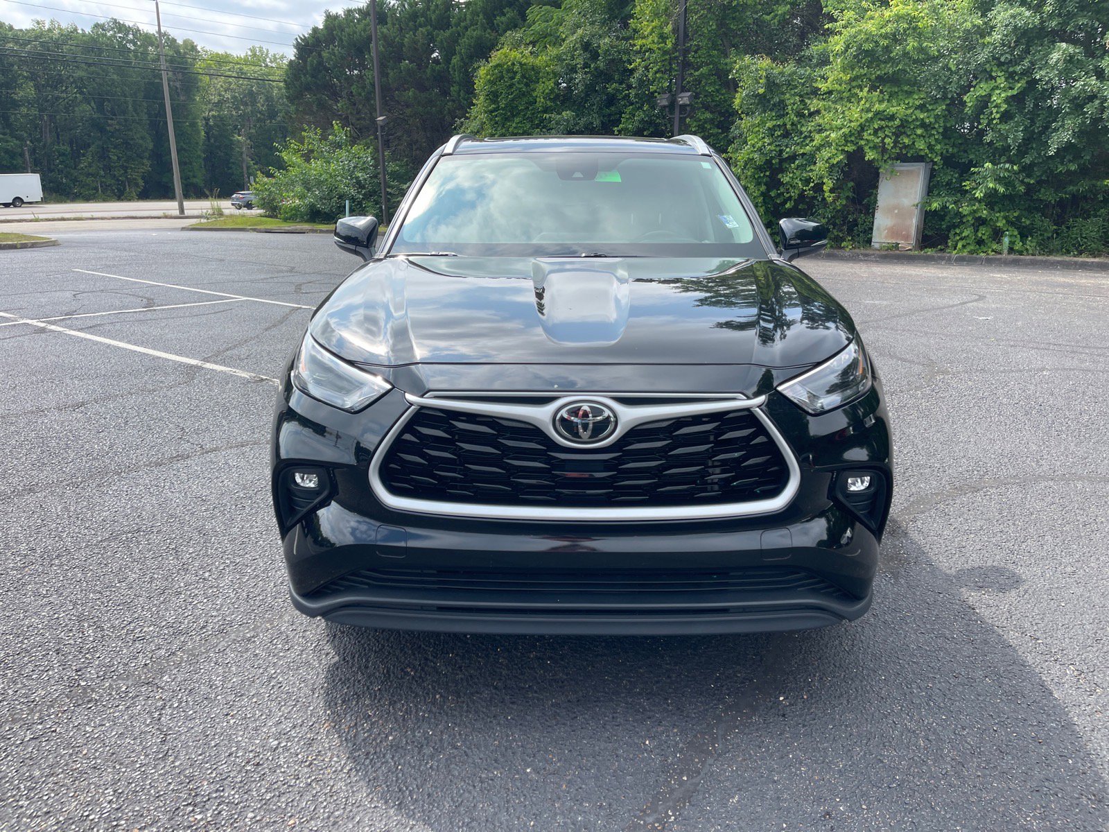 Used 2024 Toyota Highlander XLE FWD image 2