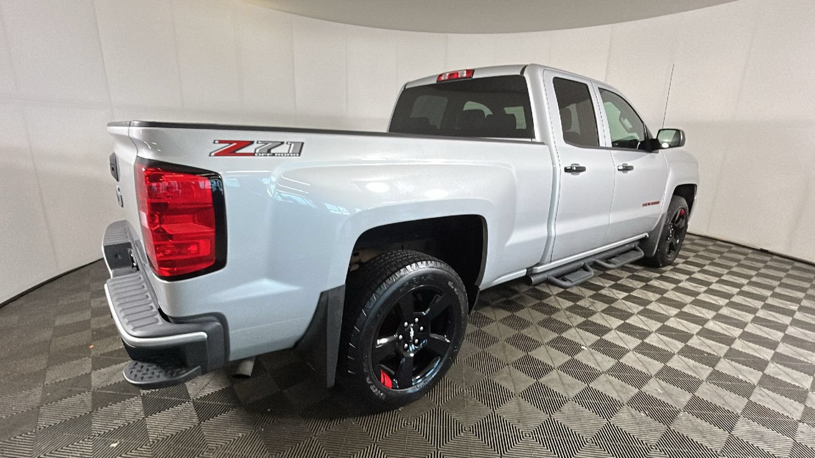 Used 2018 Chevrolet Silverado 1500 LT w/ Redline Edition AWD/4WD image 3