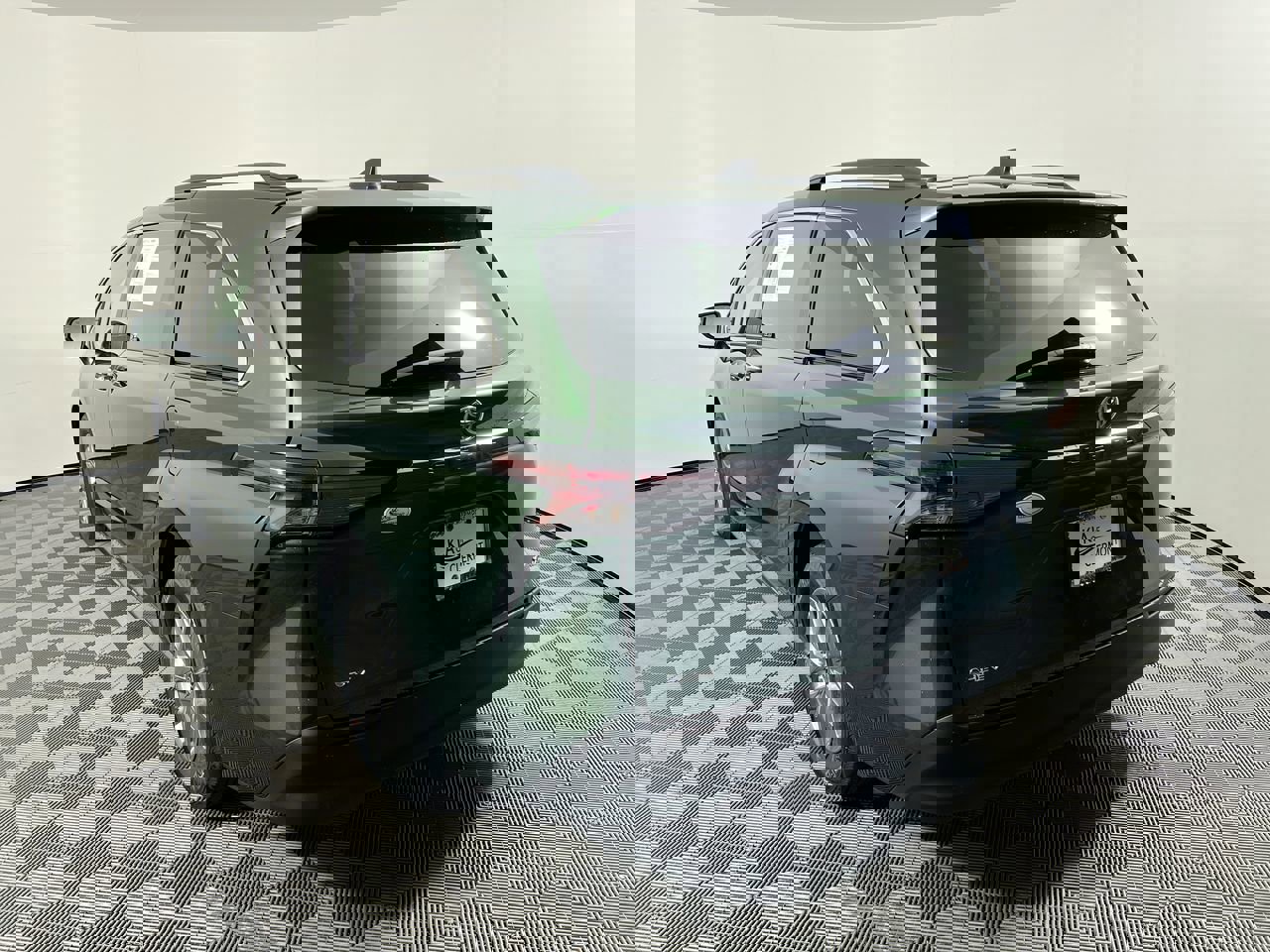 Used 2025 Toyota Sienna XLE image 5