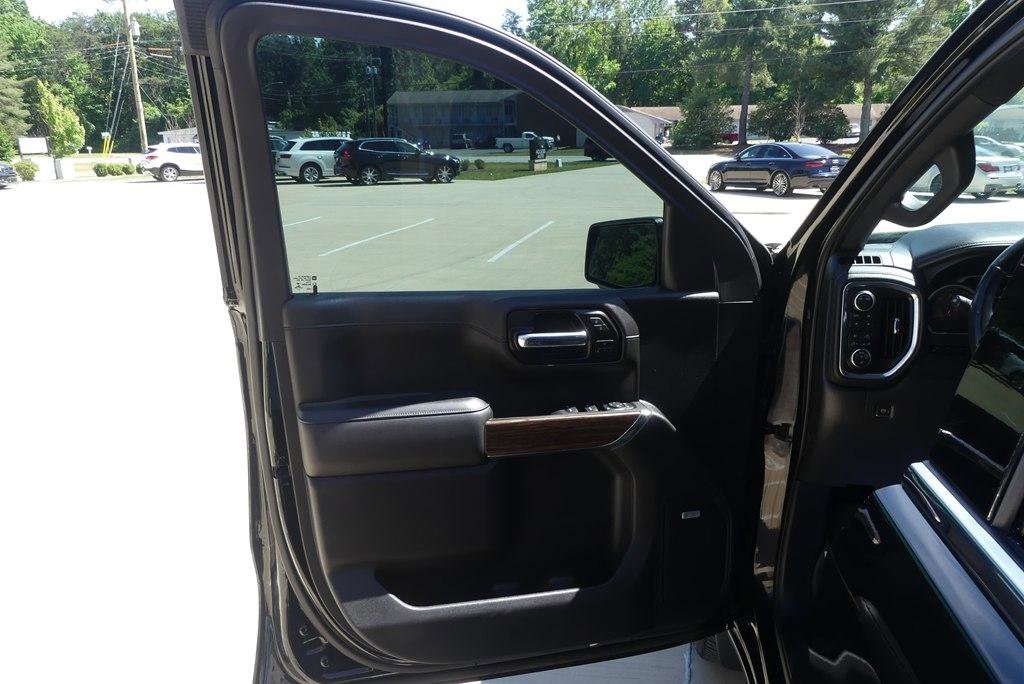Used 2022 Chevrolet Silverado 1500 High Country w/ Technology Package AWD/4WD image 9