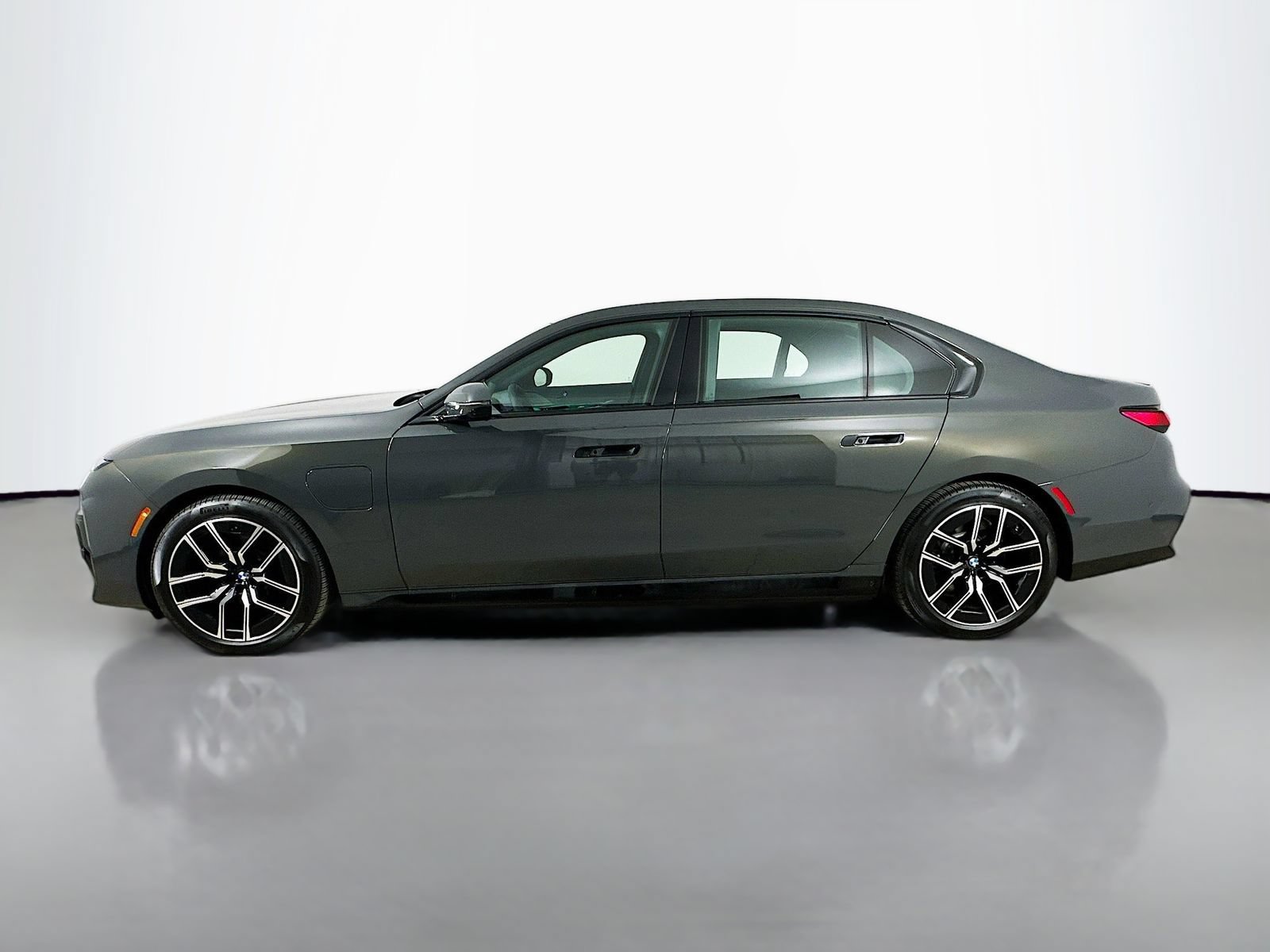 New 2026 BMW 750e xDrive w/ Executive Package AWD/4WD image 8