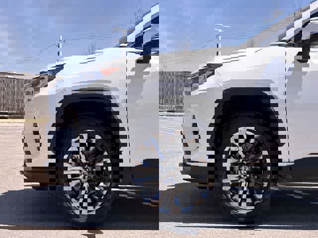 Used 2021 Toyota RAV4 XLE Premium image 14