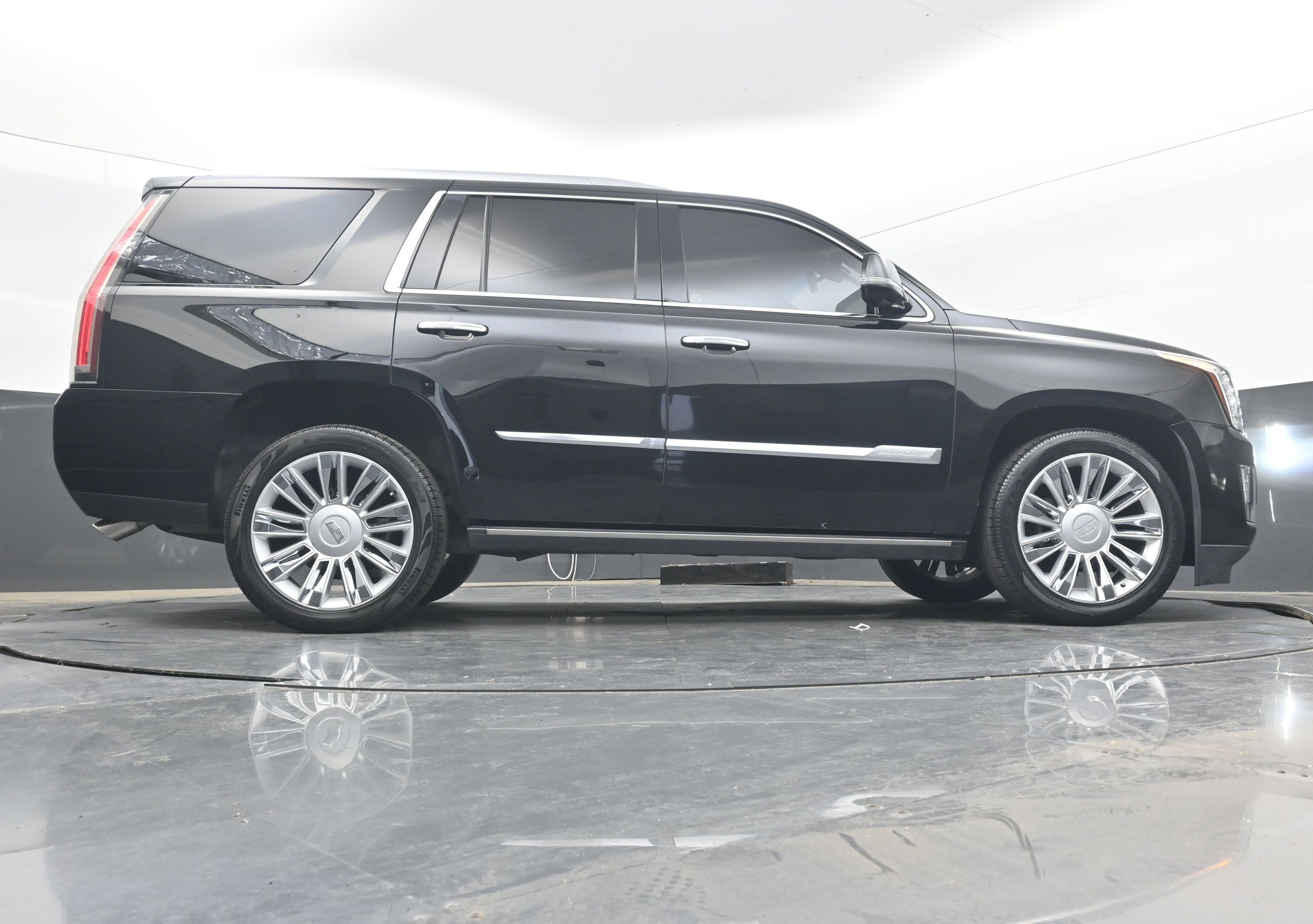 Used 2016 Cadillac Escalade Platinum AWD/4WD image 30