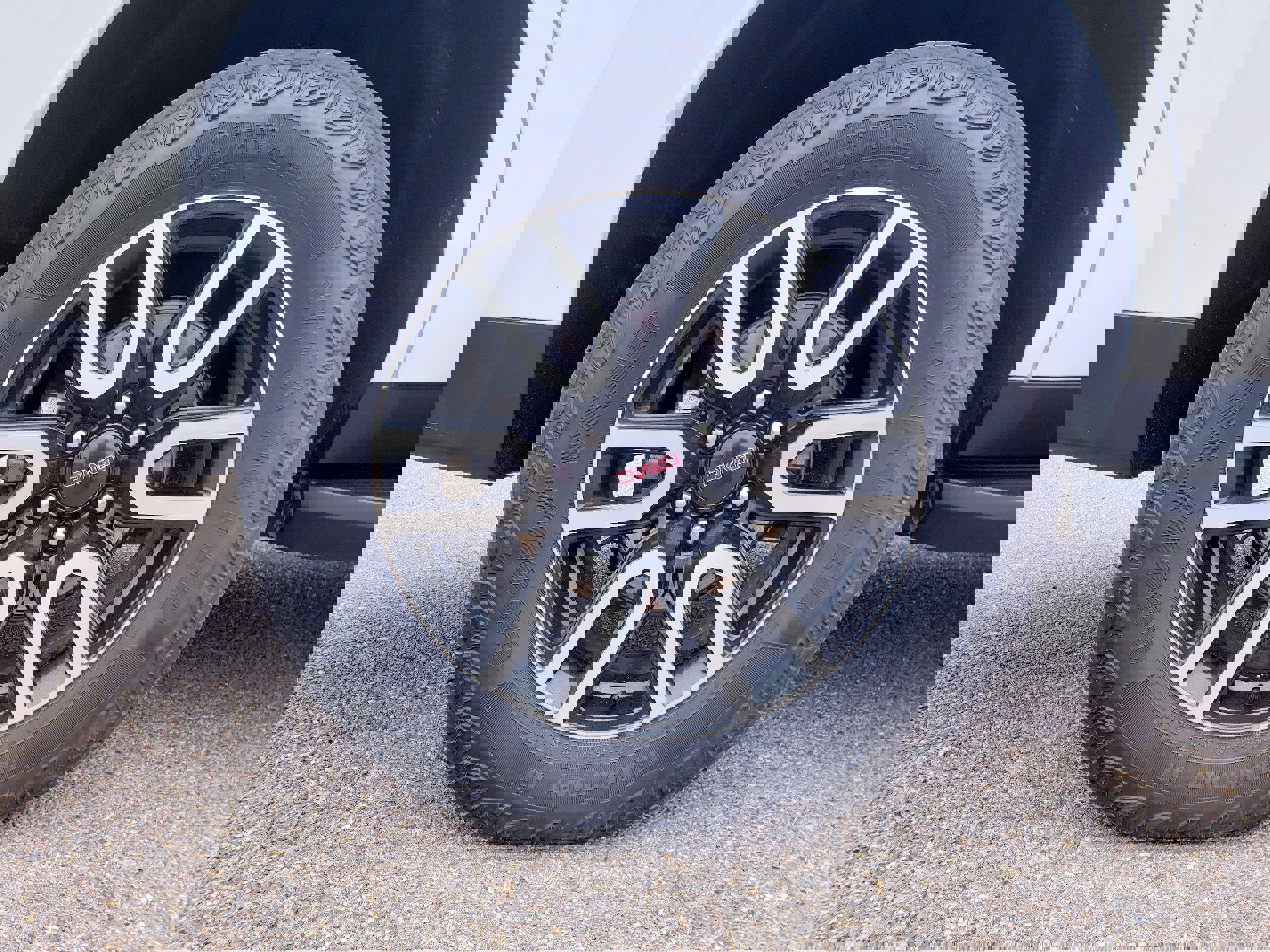 Used 2024 GMC Yukon AT4 w/ Technology Package image 9