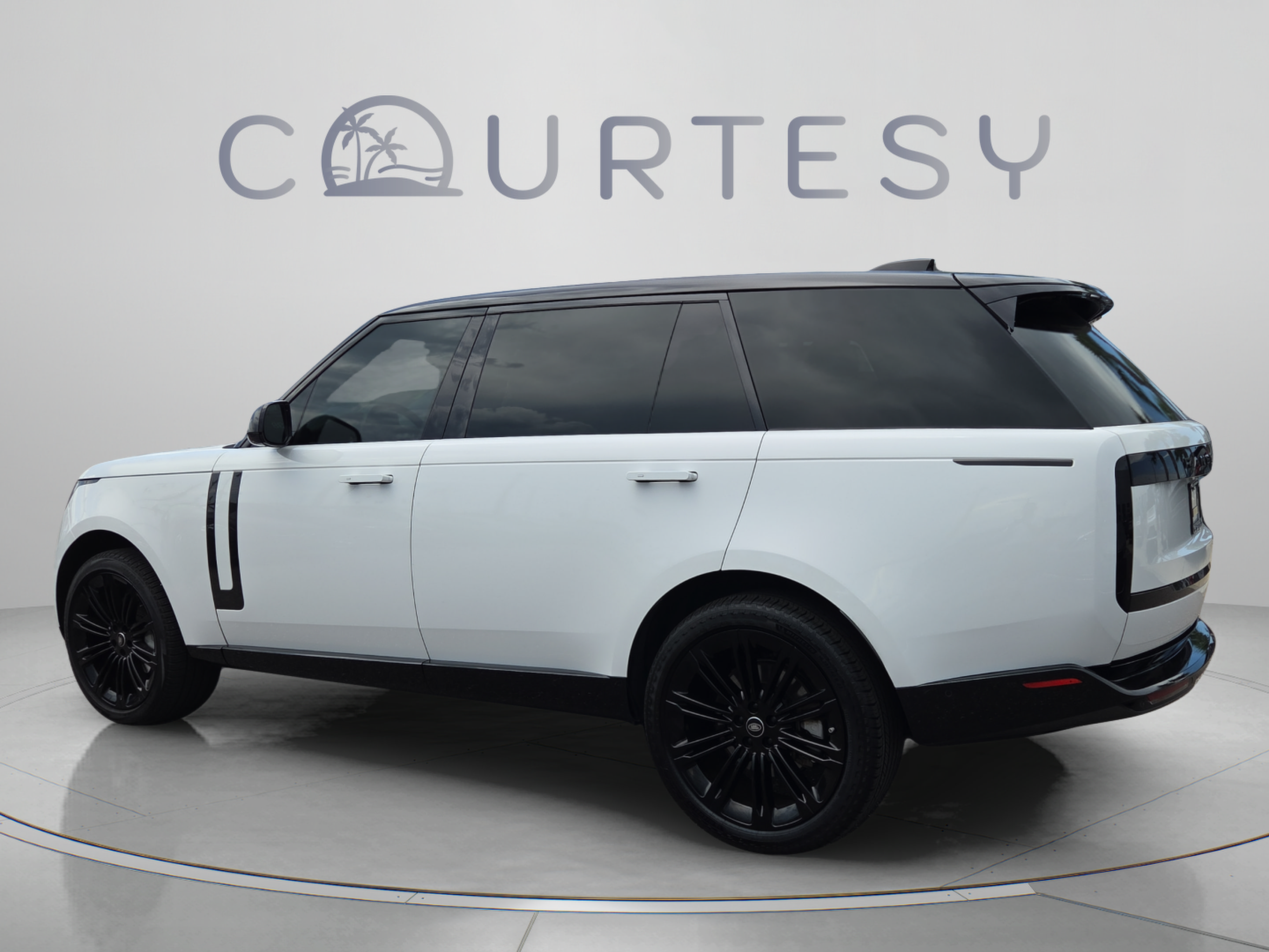Used 2023 Land Rover Range Rover Long Wheelbase SE AWD/4WD image 3
