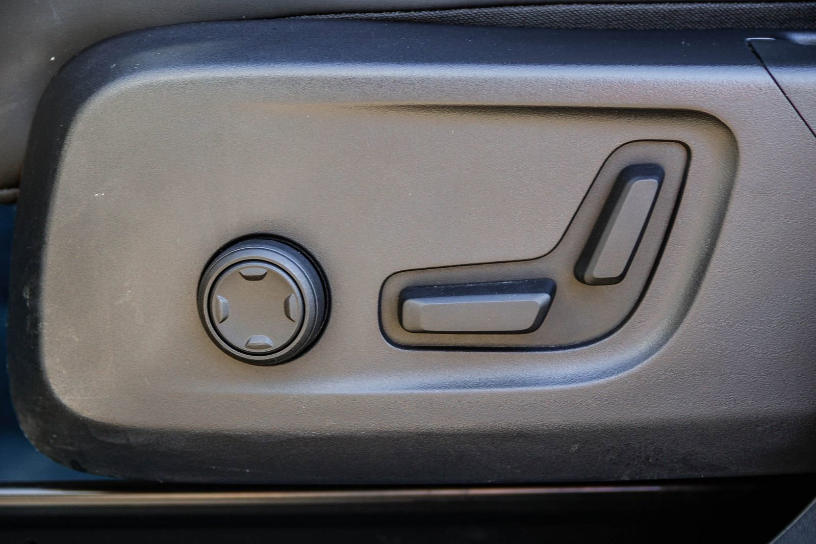 Used 2023 Volvo XC40 Recharge Plus image 24