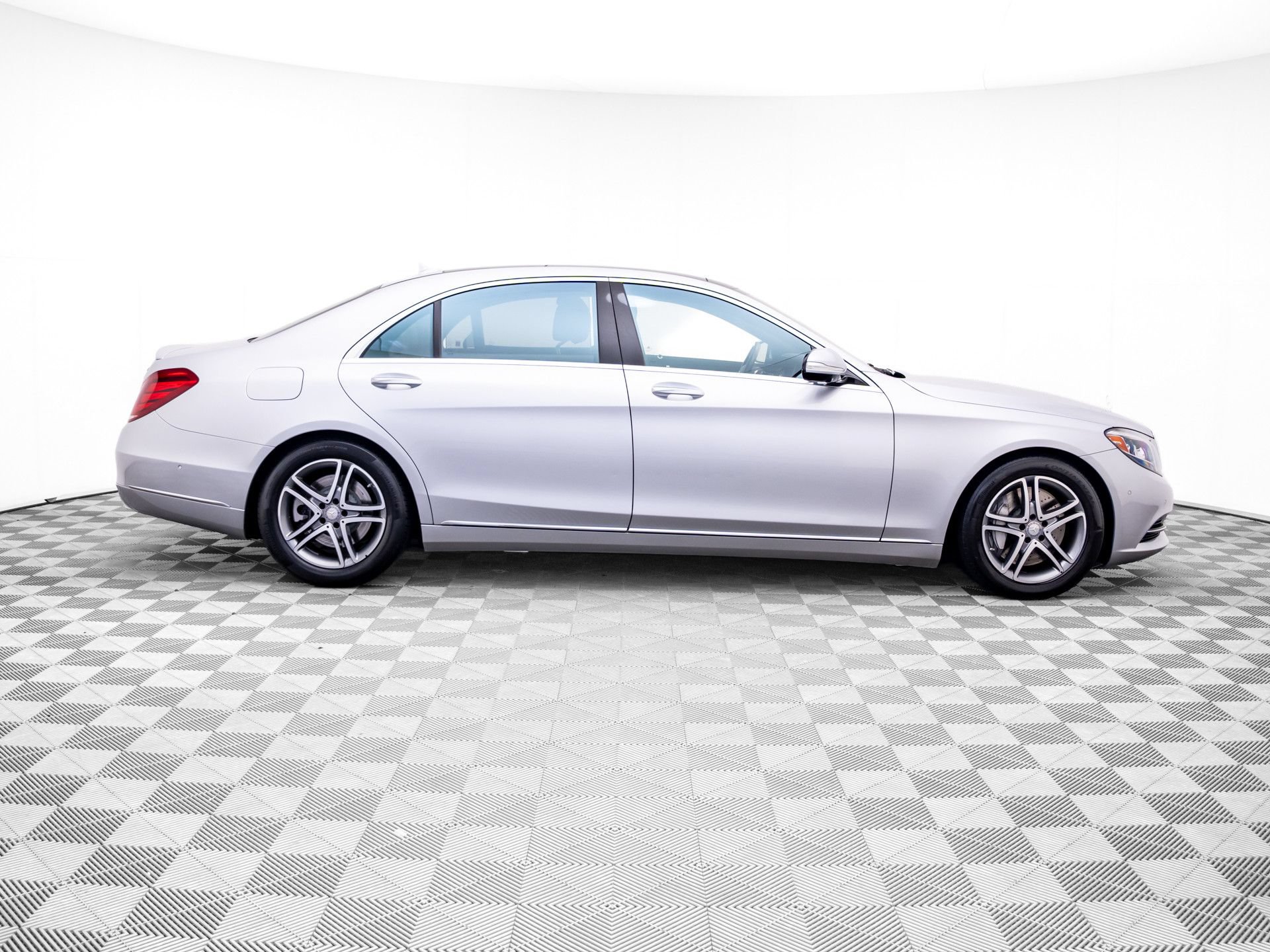 Used 2016 Mercedes-Benz S 550 4MATIC Sedan image 7