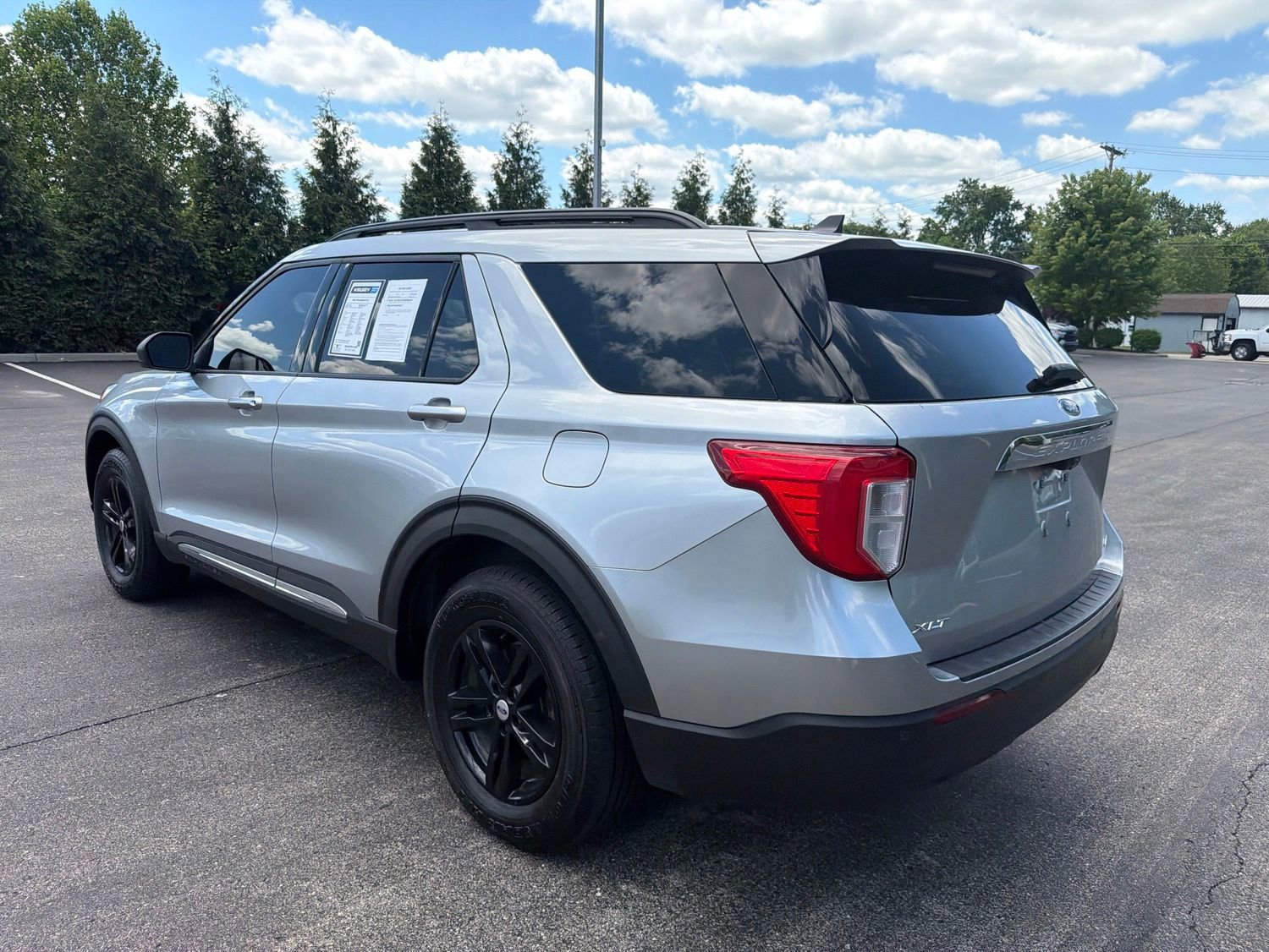 Used 2021 Ford Explorer XLT AWD/4WD image 3