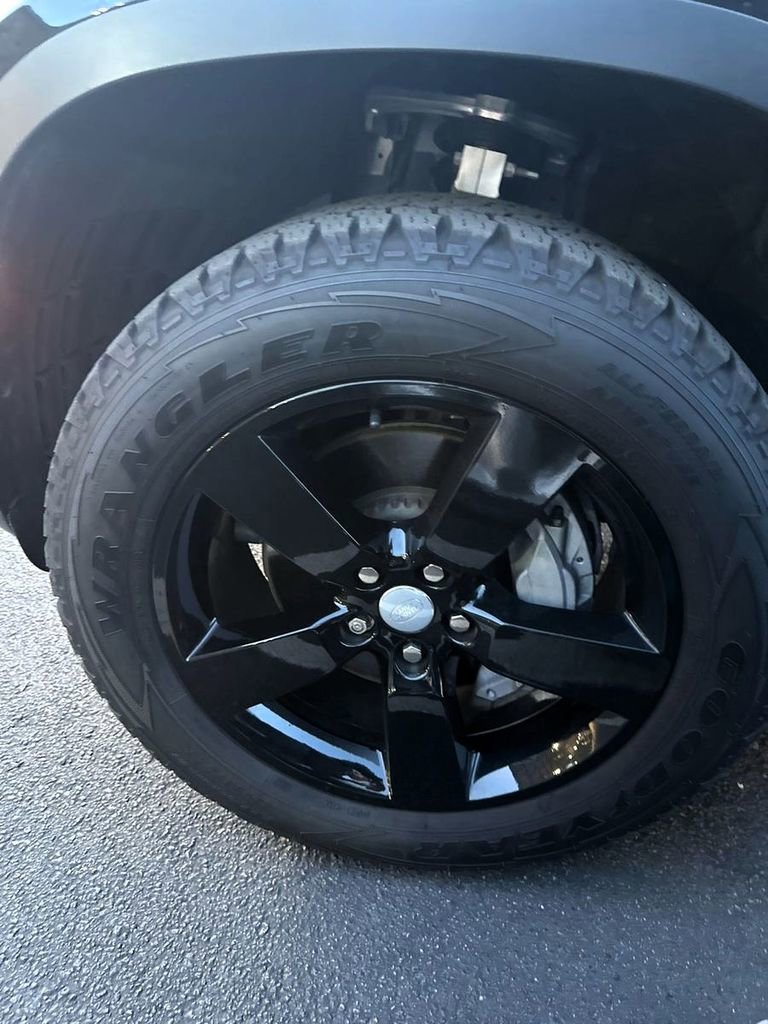 Used 2025 Land Rover Defender 110 S image 18