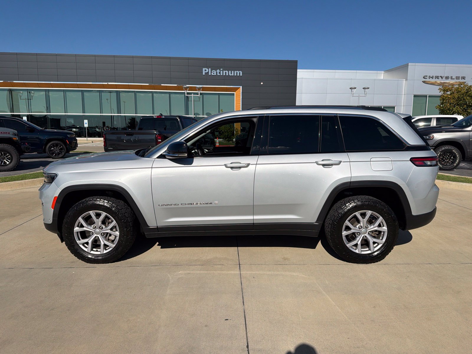 Used 2022 Jeep Grand Cherokee Limited w/ Luxury Tech Group II RWD image 2