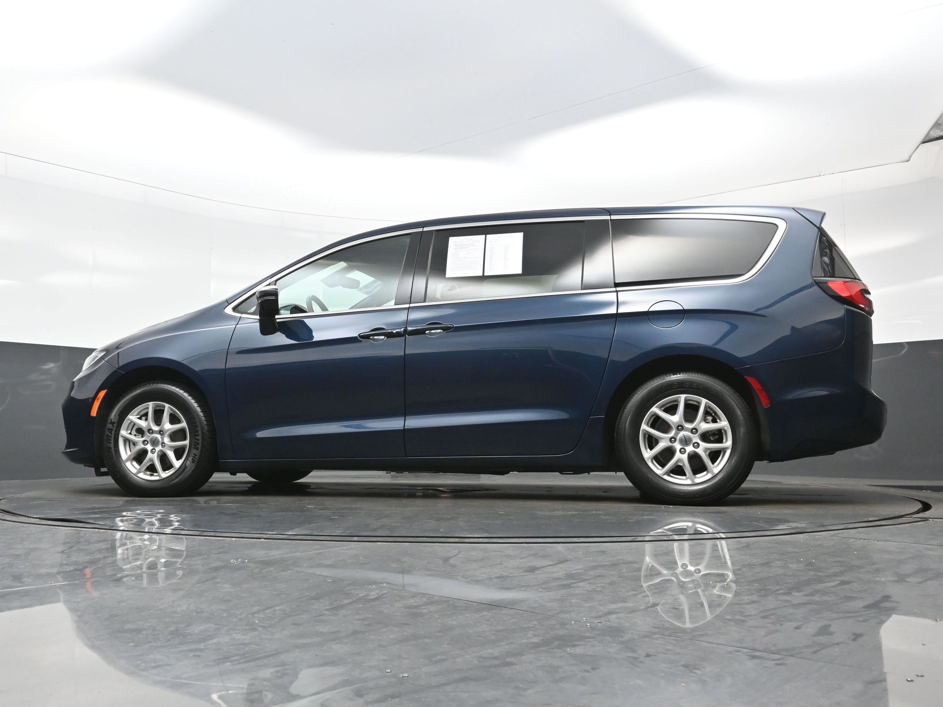 Used 2024 Chrysler Pacifica Touring FWD image 28