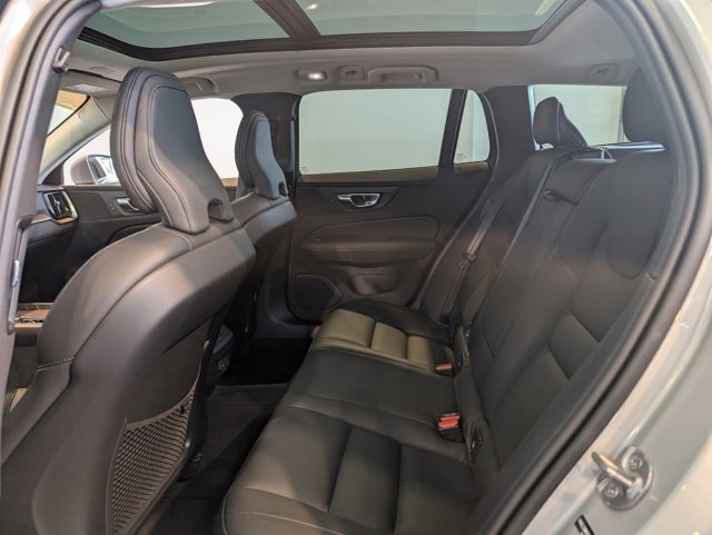 Used 2025 Volvo V60 B5 Cross Country Plus image 21