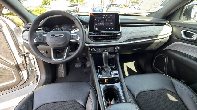 Used 2025 Jeep Compass Latitude AWD/4WD image 18
