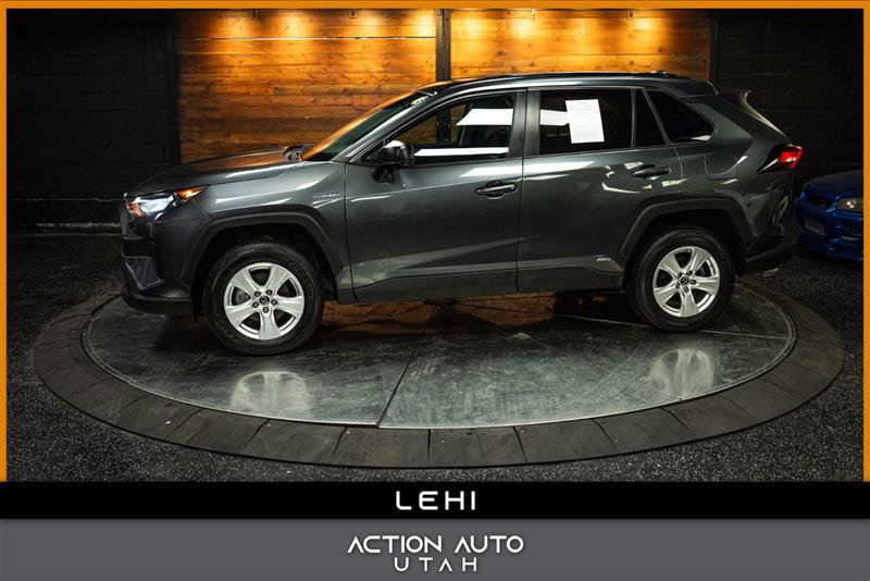 Used 2021 Toyota RAV4 LE image 1