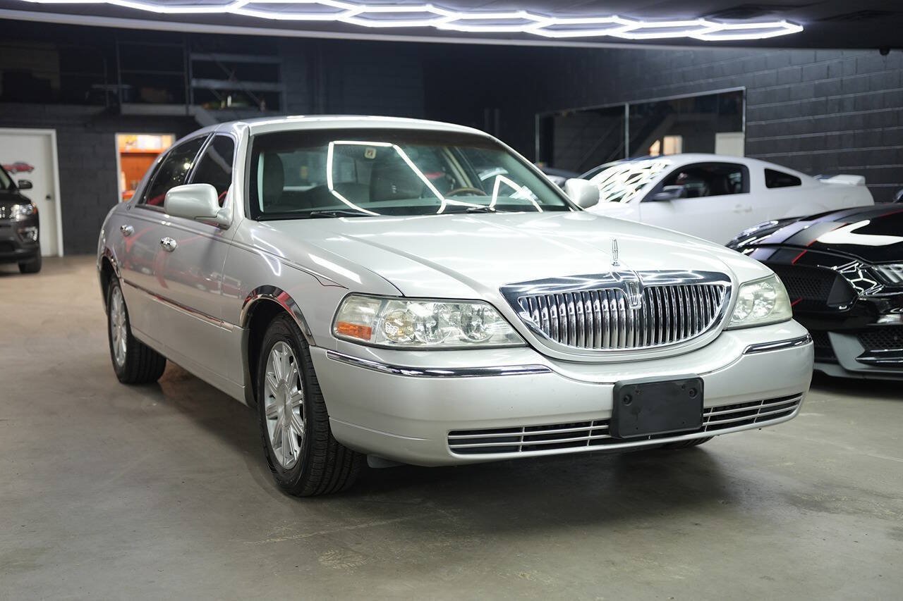Used 2011 Lincoln Town Car Signature Limited RWD image 3