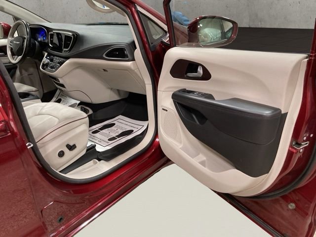 Used 2019 Chrysler Pacifica Limited w/ Tire & Wheel Group image 17