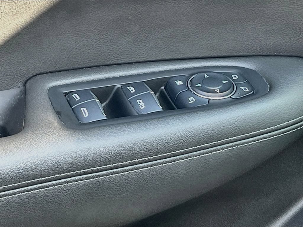 Used 2025 Cadillac XT6 Luxury FWD image 18