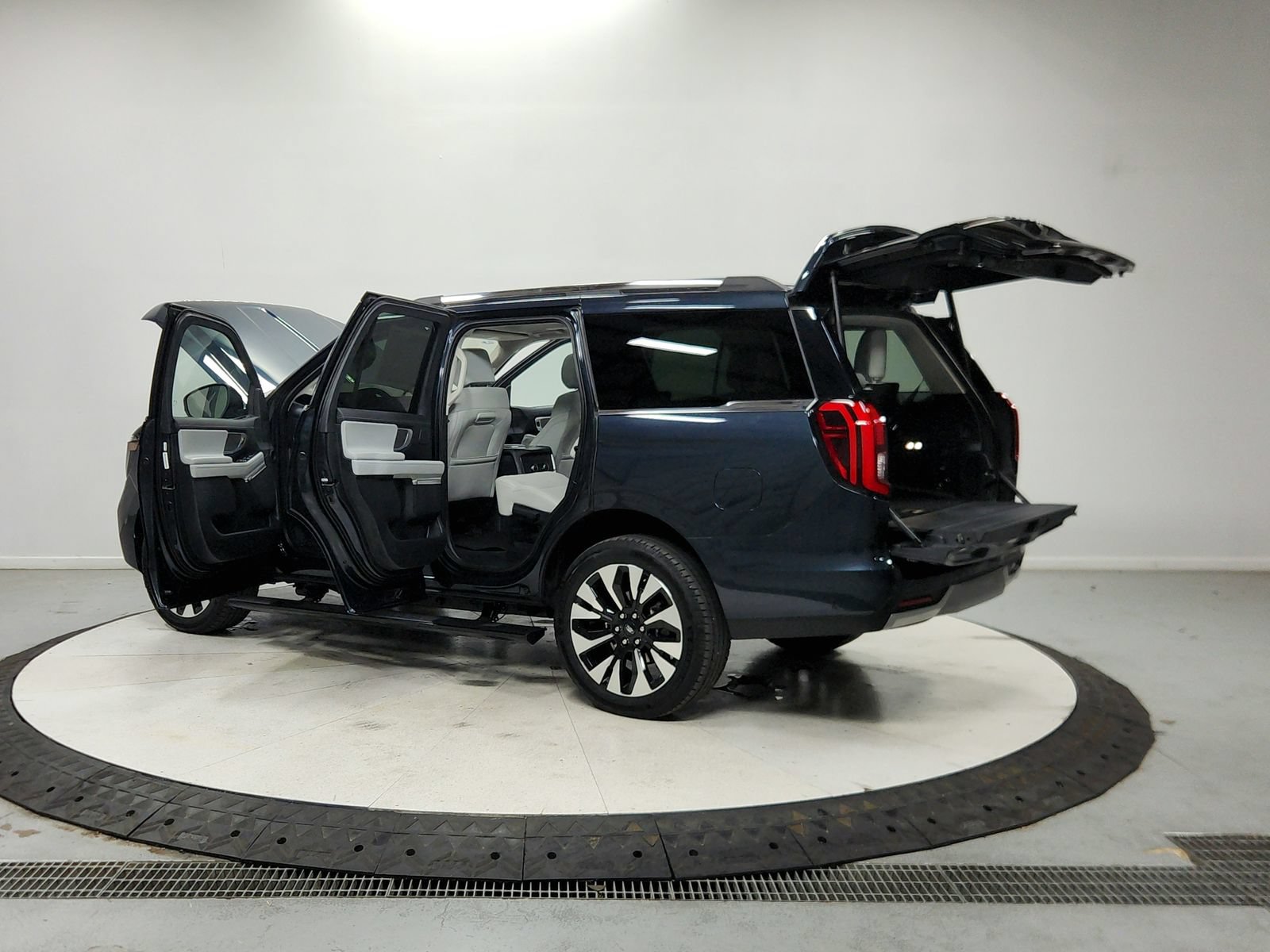 Used 2025 Ford Expedition Platinum w/ Driver's Package AWD/4WD image 14