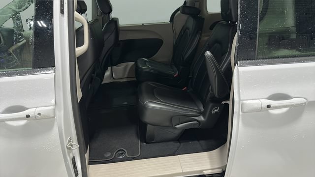 Used 2024 Chrysler Pacifica Touring-L FWD image 23