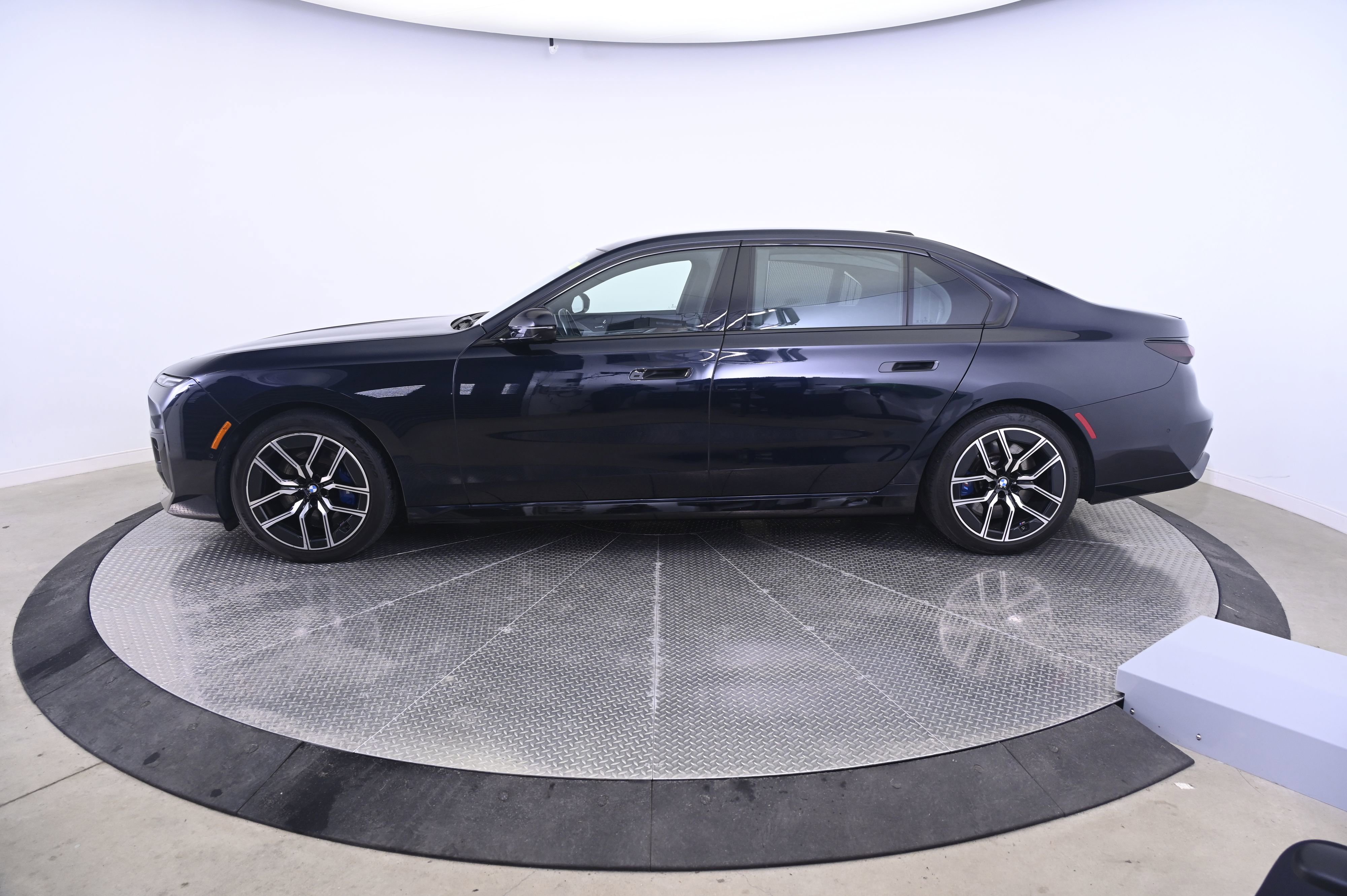 Used 2023 BMW 760i xDrive AWD/4WD image 2