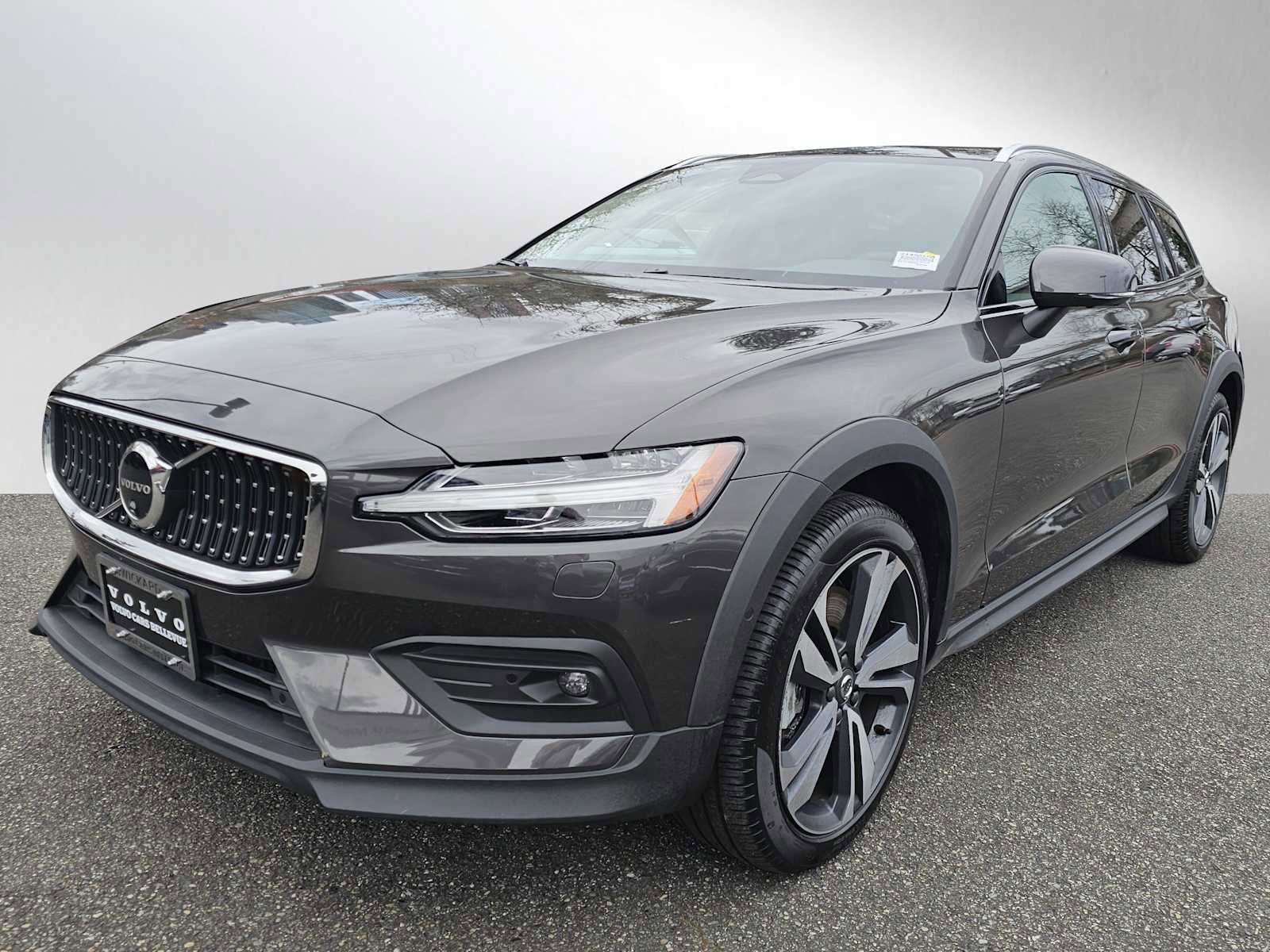 Certified 2025 Volvo V60 B5 Cross Country Plus AWD/4WD image 8