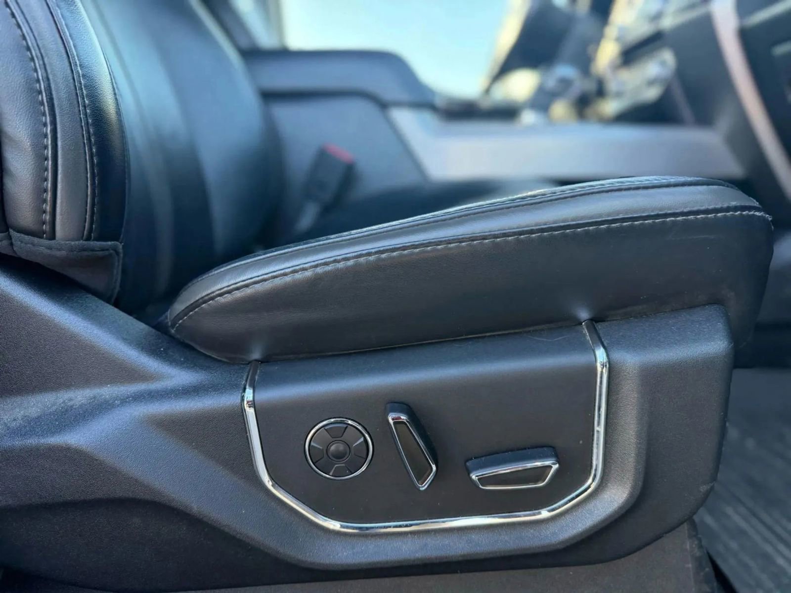 Used 2017 Ford F150 Platinum w/ Equipment Group 701A Luxury image 30