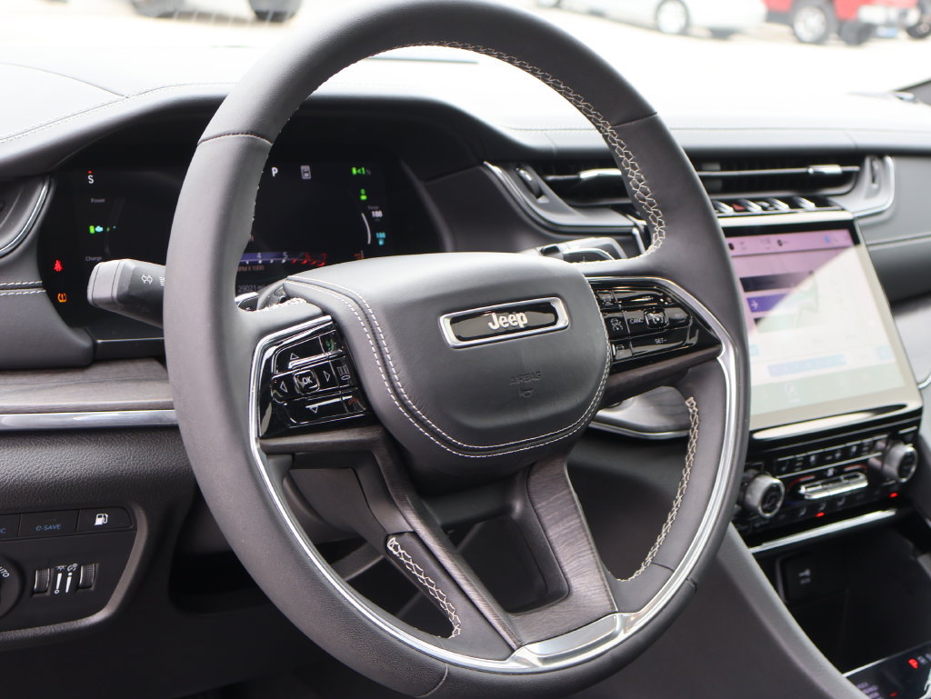 Used 2023 Jeep Grand Cherokee Overland AWD/4WD image 25