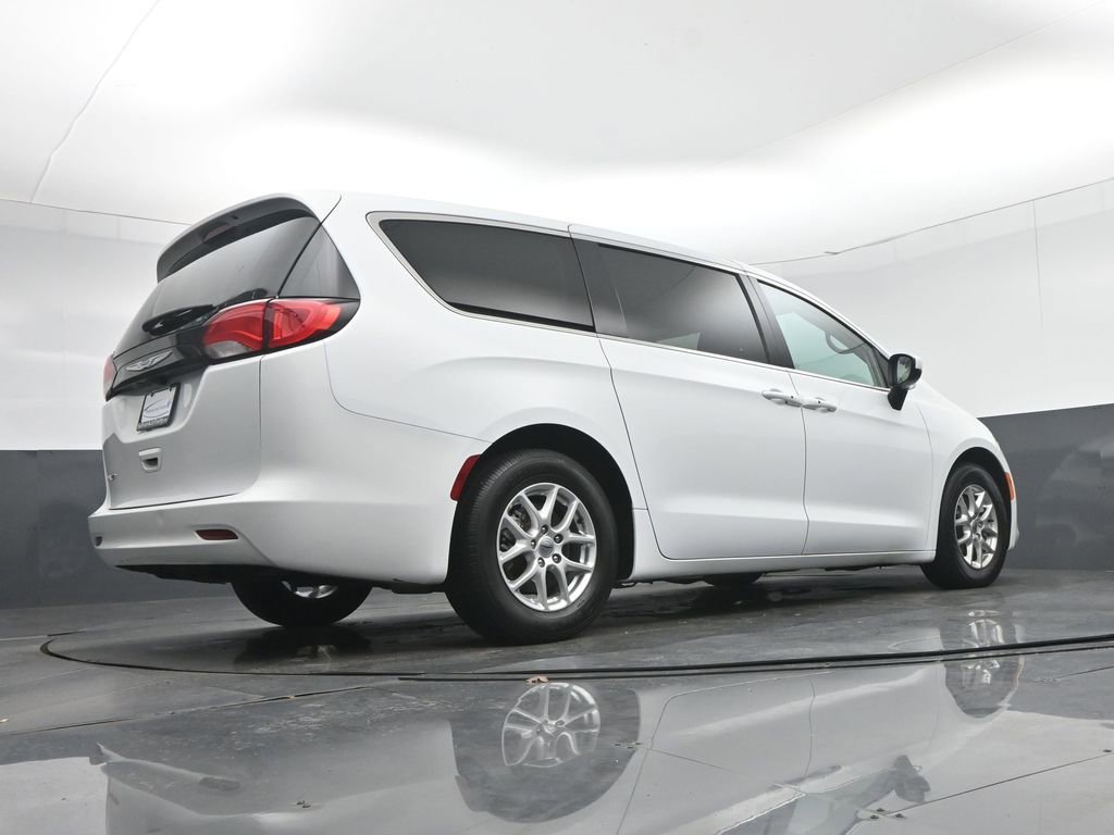 Used 2023 Chrysler Voyager LX image 70