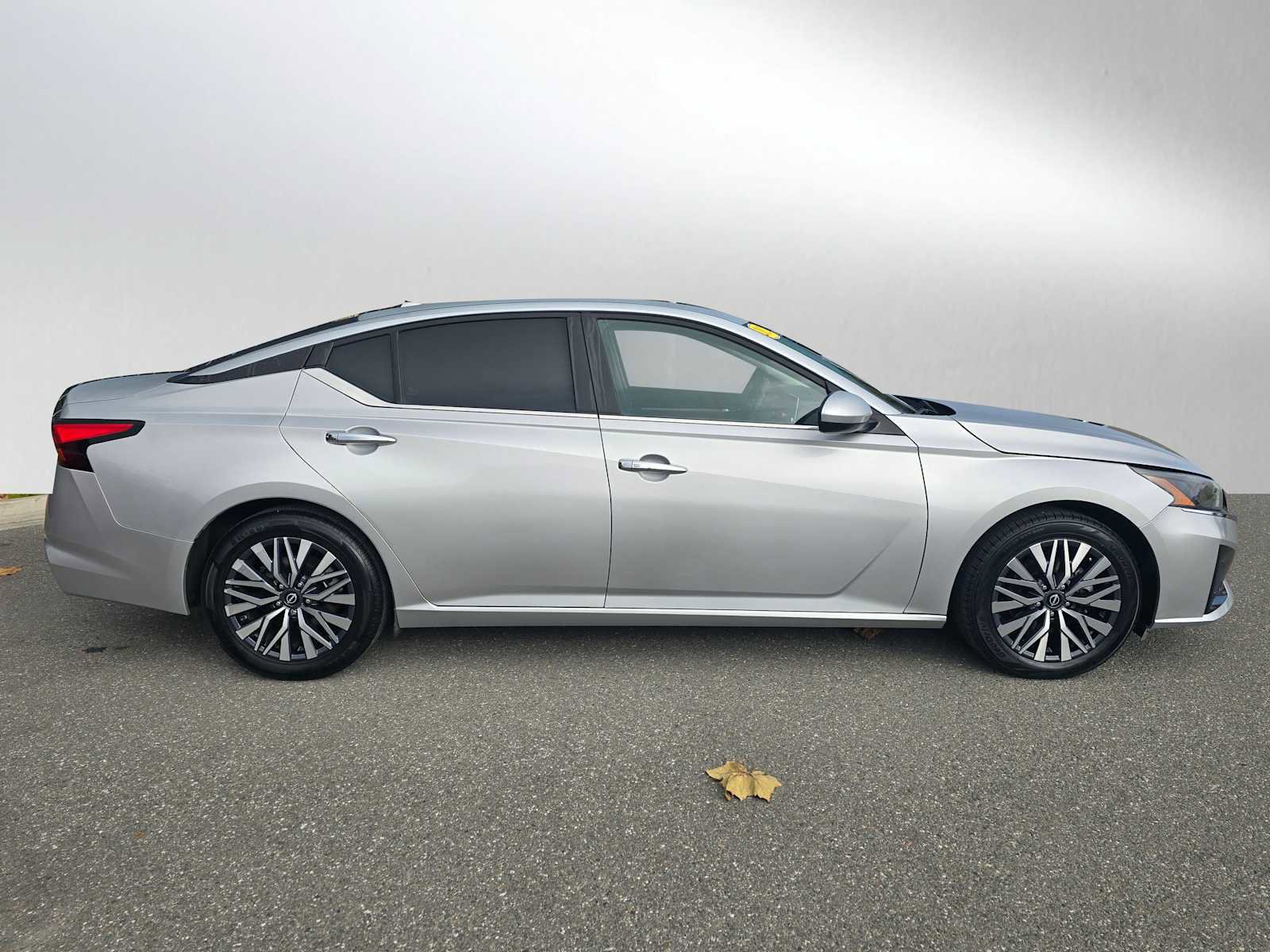 Used 2023 Nissan Altima 2.5 SV image 2