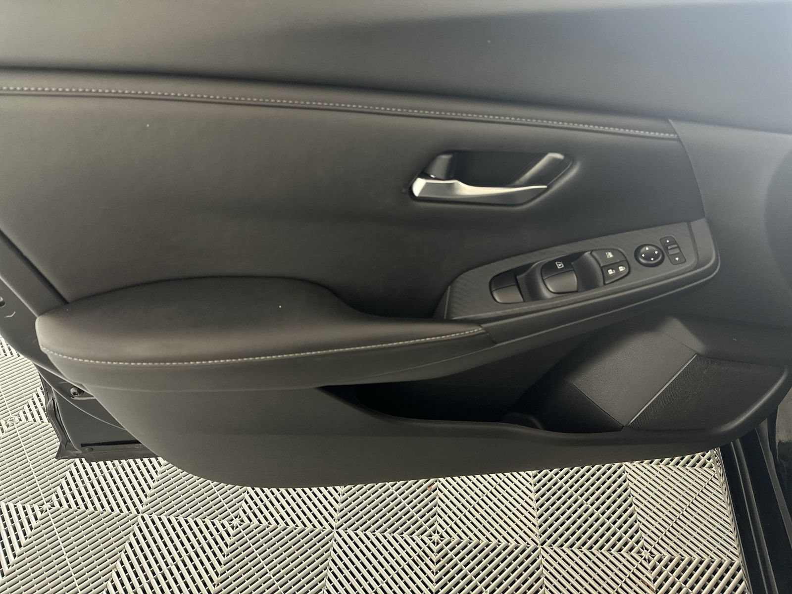 Certified 2024 Nissan Sentra SV FWD image 30