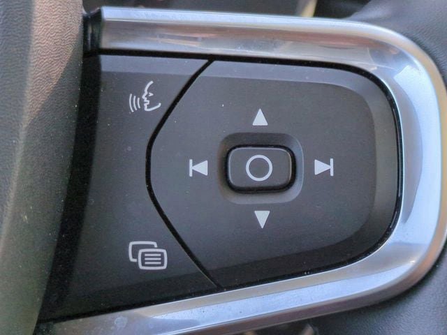 Certified 2025 Volvo XC40 B5 Core AWD/4WD image 23
