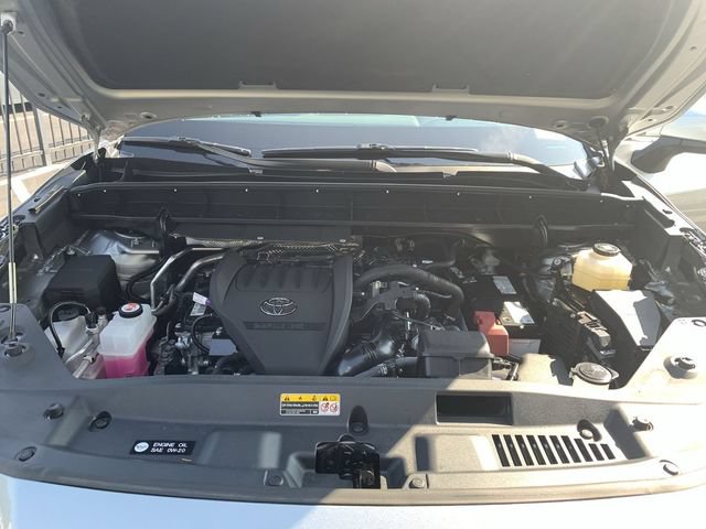 Used 2025 Toyota Highlander LE FWD image 16