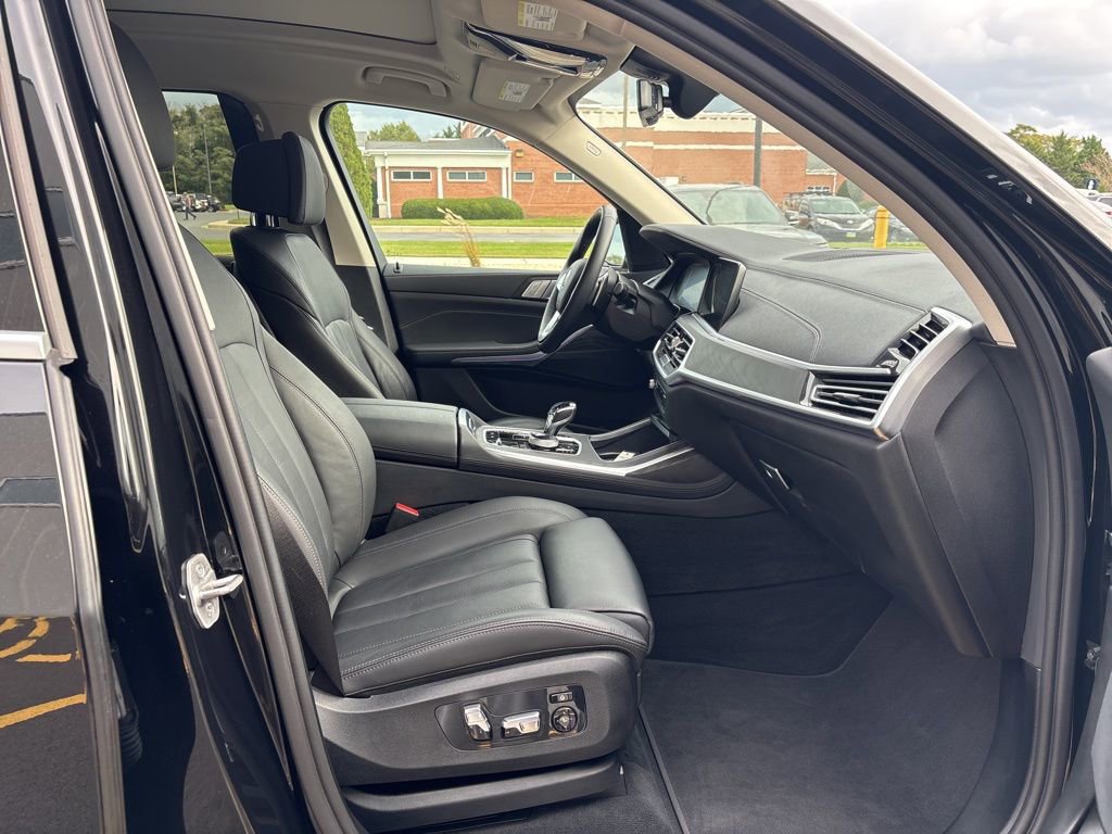 Used 2022 BMW X7 xDrive40i w/ Premium Package image 14