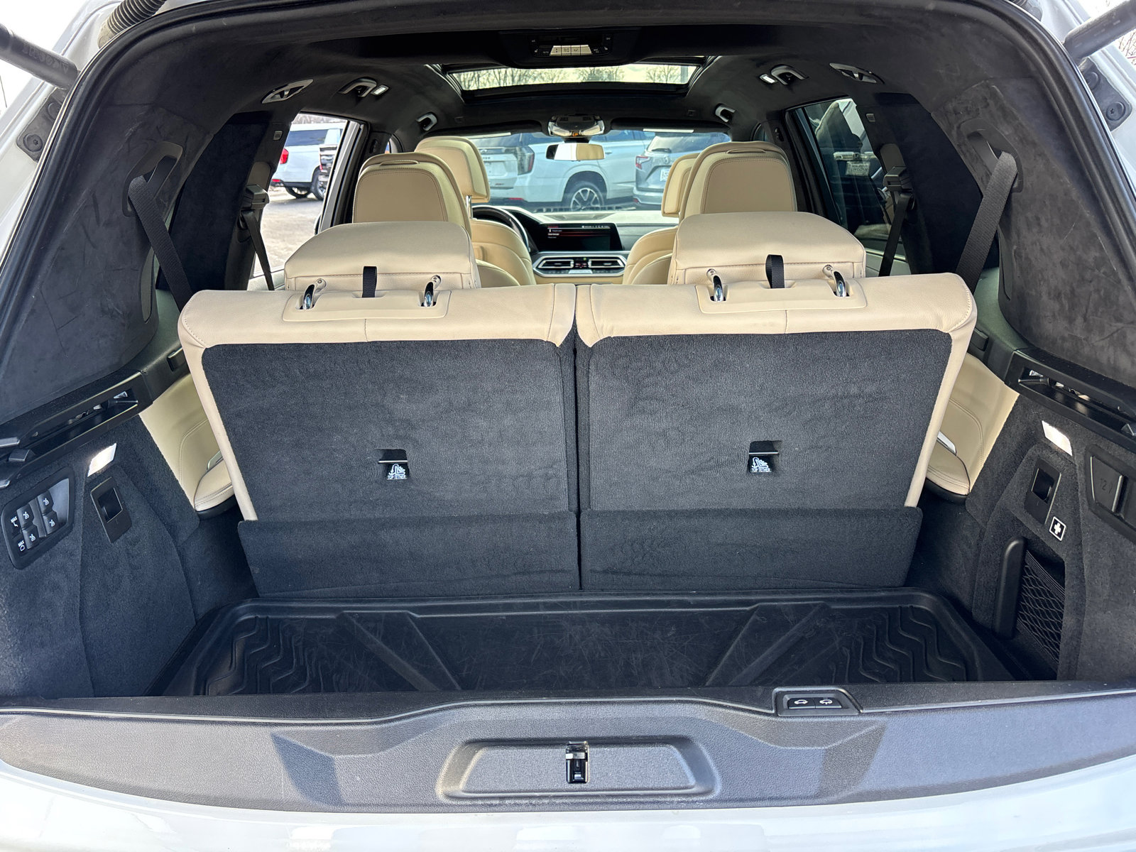 Used 2022 BMW X7 M50i w/ Cold Weather Package image 9